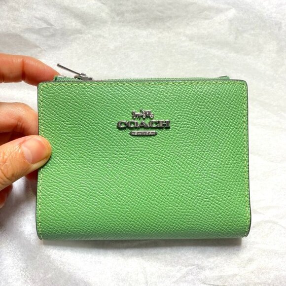 Coach CR983 Crossgrain Leather Bifold Wallet in Soft Green - Picture 1 of 7